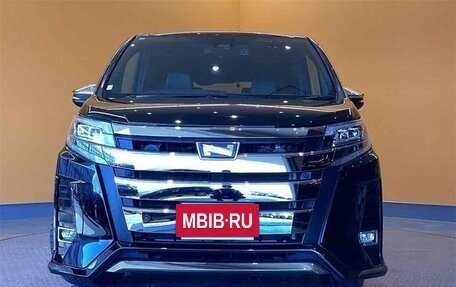 Toyota Noah III, 2021 год, 1 995 000 рублей, 2 фотография