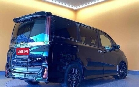 Toyota Noah III, 2021 год, 1 995 000 рублей, 4 фотография
