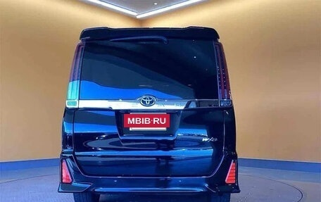 Toyota Noah III, 2021 год, 1 995 000 рублей, 5 фотография