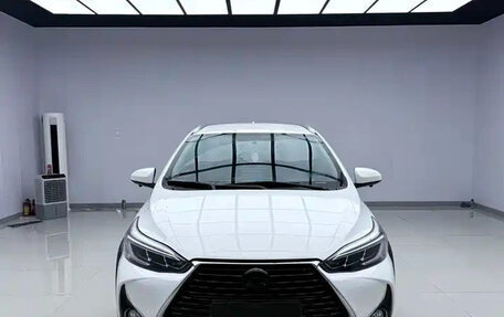 Toyota Yaris XP150 рестайлинг, 2021 год, 1 300 000 рублей, 2 фотография