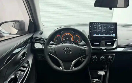 Toyota Yaris XP150 рестайлинг, 2021 год, 1 300 000 рублей, 10 фотография