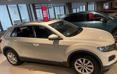 Volkswagen T-Roc I, 2023 год, 1 600 000 рублей, 3 фотография