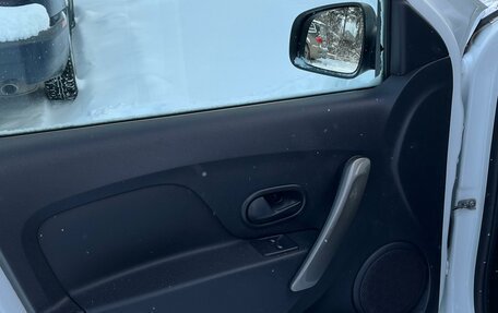 Renault Logan II, 2019 год, 825 000 рублей, 4 фотография