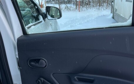 Renault Logan II, 2019 год, 825 000 рублей, 13 фотография