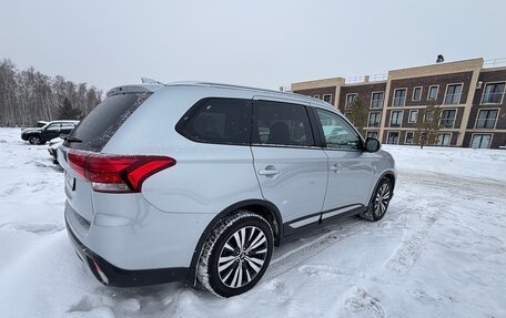 Mitsubishi Outlander III рестайлинг 3, 2020 год, 2 390 000 рублей, 12 фотография