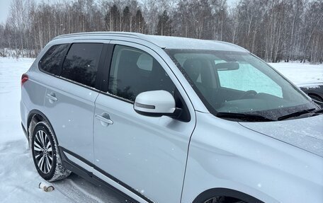 Mitsubishi Outlander III рестайлинг 3, 2020 год, 2 390 000 рублей, 3 фотография