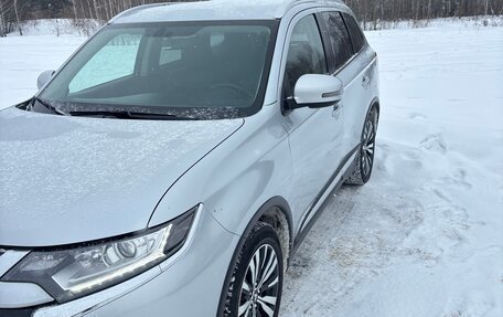 Mitsubishi Outlander III рестайлинг 3, 2020 год, 2 390 000 рублей, 14 фотография