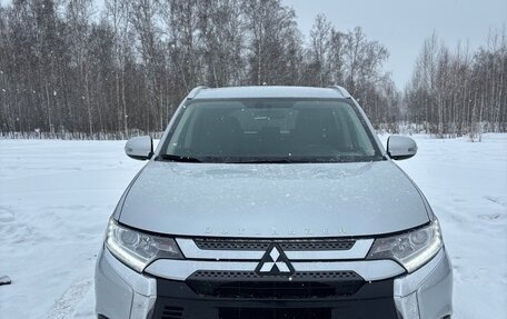 Mitsubishi Outlander III рестайлинг 3, 2020 год, 2 390 000 рублей, 1 фотография