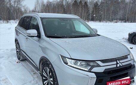 Mitsubishi Outlander III рестайлинг 3, 2020 год, 2 390 000 рублей, 2 фотография