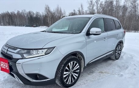 Mitsubishi Outlander III рестайлинг 3, 2020 год, 2 390 000 рублей, 5 фотография