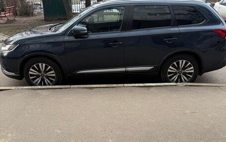 Mitsubishi Outlander III рестайлинг 3, 2018 год, 2 100 000 рублей, 4 фотография