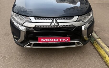 Mitsubishi Outlander III рестайлинг 3, 2018 год, 2 100 000 рублей, 2 фотография