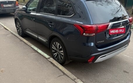 Mitsubishi Outlander III рестайлинг 3, 2018 год, 2 100 000 рублей, 3 фотография