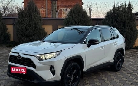 Toyota RAV4, 2021 год, 3 980 000 рублей, 1 фотография