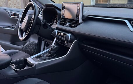 Toyota RAV4, 2021 год, 3 980 000 рублей, 13 фотография