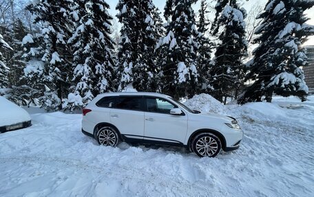 Mitsubishi Outlander III рестайлинг 3, 2017 год, 2 500 000 рублей, 8 фотография