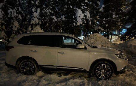 Mitsubishi Outlander III рестайлинг 3, 2017 год, 2 500 000 рублей, 12 фотография