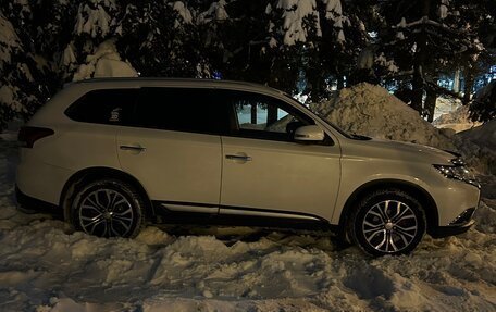 Mitsubishi Outlander III рестайлинг 3, 2017 год, 2 500 000 рублей, 13 фотография