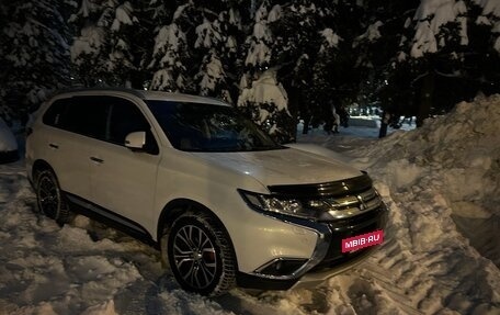 Mitsubishi Outlander III рестайлинг 3, 2017 год, 2 500 000 рублей, 17 фотография