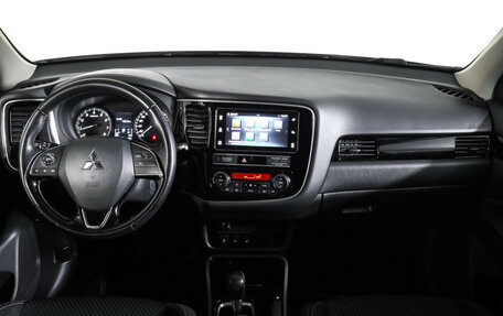 Mitsubishi Outlander III рестайлинг 3, 2018 год, 1 890 000 рублей, 13 фотография