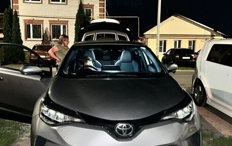 Toyota C-HR I рестайлинг, 2020 год, 2 000 000 рублей, 8 фотография