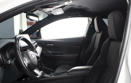 Toyota C-HR I рестайлинг, 2020 год, 2 830 000 рублей, 8 фотография