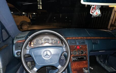 Mercedes-Benz E-Класс, 1998 год, 270 000 рублей, 2 фотография