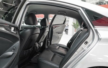 Hyundai Sonata VI, 2010 год, 900 000 рублей, 13 фотография