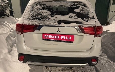 Mitsubishi Outlander III рестайлинг 3, 2017 год, 2 100 000 рублей, 2 фотография