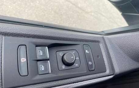 Volkswagen Multivan T6 рестайлинг, 2020 год, 5 500 000 рублей, 12 фотография