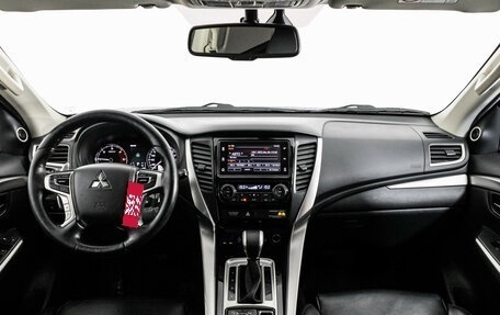 Mitsubishi Pajero Sport III рестайлинг, 2017 год, 2 399 000 рублей, 10 фотография