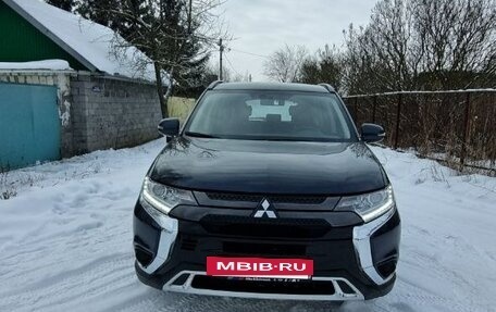 Mitsubishi Outlander III рестайлинг 3, 2021 год, 3 000 000 рублей, 2 фотография