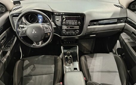 Mitsubishi Outlander III рестайлинг 3, 2019 год, 2 302 000 рублей, 10 фотография