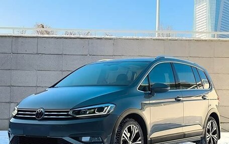 Volkswagen Touran III, 2022 год, 1 340 002 рублей, 1 фотография
