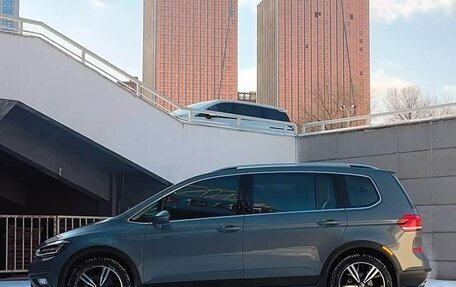 Volkswagen Touran III, 2022 год, 1 340 002 рублей, 2 фотография