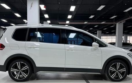 Volkswagen Touran III, 2023 год, 1 950 178 рублей, 7 фотография