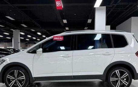 Volkswagen Touran III, 2023 год, 1 950 178 рублей, 8 фотография