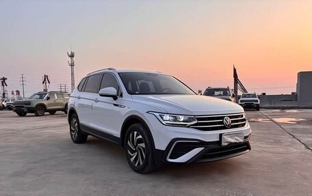 Volkswagen Tiguan II, 2022 год, 2 700 000 рублей, 3 фотография