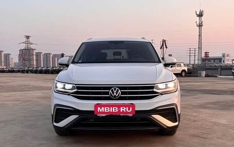 Volkswagen Tiguan II, 2022 год, 2 700 000 рублей, 2 фотография