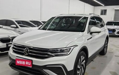Volkswagen Tiguan II, 2023 год, 2 150 000 рублей, 1 фотография