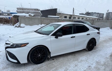 Toyota Camry, 2021 год, 2 900 000 рублей, 3 фотография