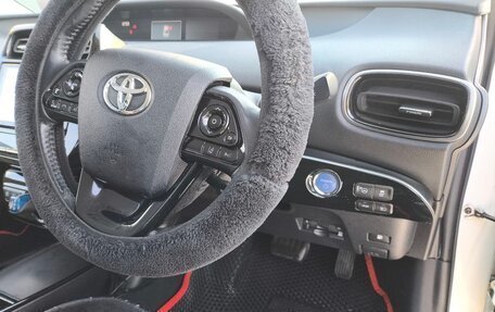 Toyota Prius IV XW50, 2019 год, 1 850 000 рублей, 8 фотография