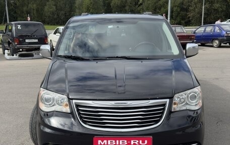 Chrysler Voyager IV, 2014 год, 1 635 000 рублей, 1 фотография