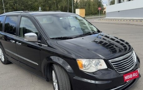 Chrysler Voyager IV, 2014 год, 1 635 000 рублей, 2 фотография