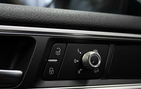 Volkswagen Touareg III, 2017 год, 2 999 000 рублей, 17 фотография