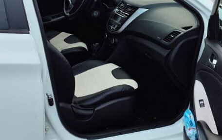 Hyundai Solaris II рестайлинг, 2015 год, 800 000 рублей, 4 фотография