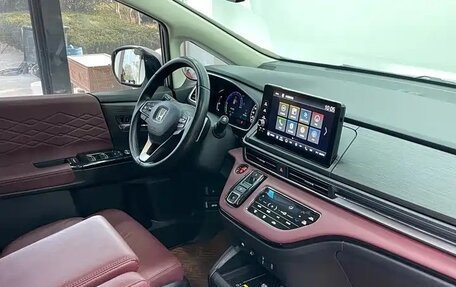 Honda Elysion, 2024 год, 6 000 000 рублей, 15 фотография