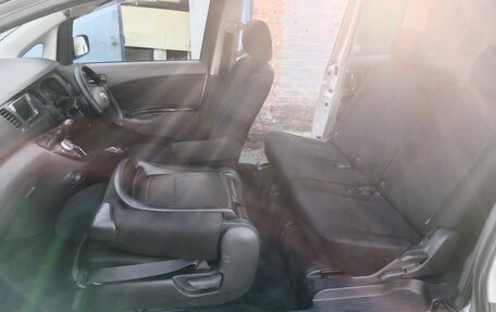 Toyota ISis I, 2005 год, 870 000 рублей, 3 фотография