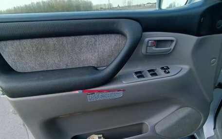 Toyota Land Cruiser 100 рестайлинг 2, 2006 год, 2 760 000 рублей, 11 фотография