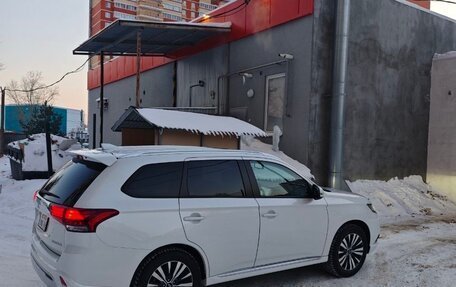 Mitsubishi Outlander III рестайлинг 3, 2022 год, 3 050 000 рублей, 5 фотография